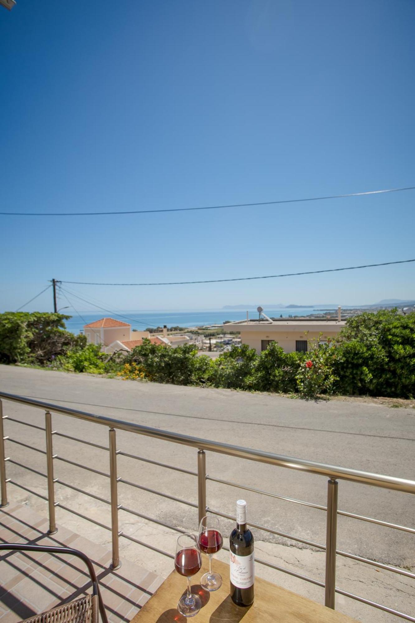 Petra's Charming Home, 500m To Apartment