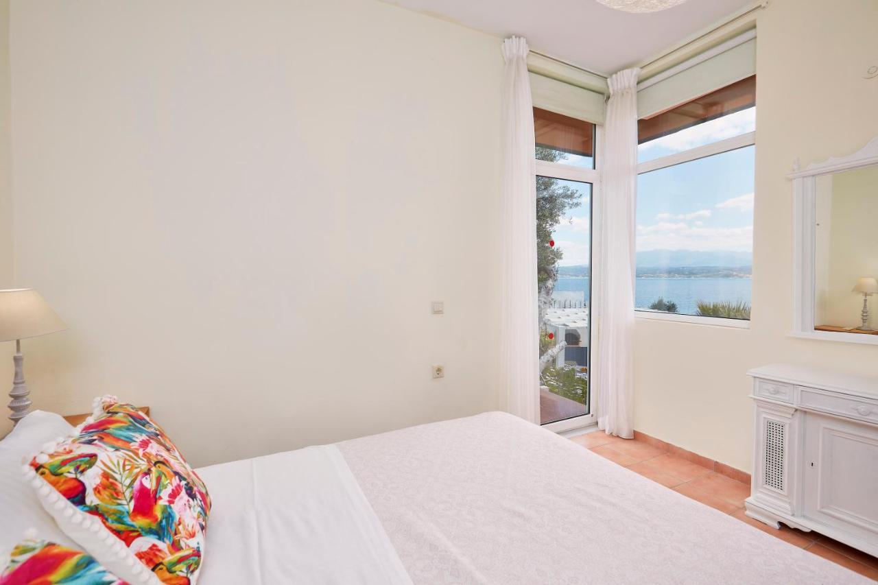Seafront Longobardi Villa *