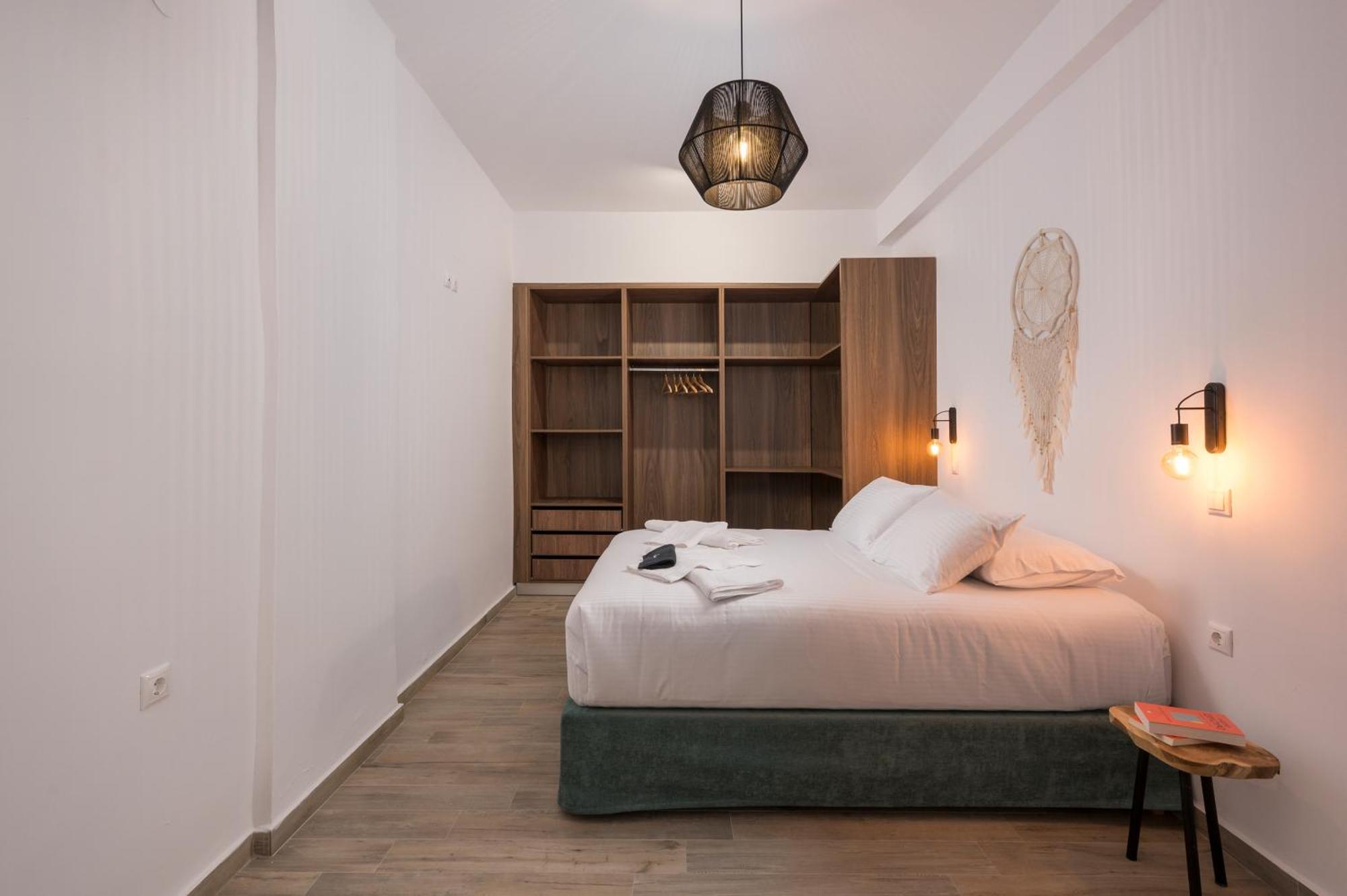 Leone Chrissi Akti Chania