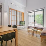 Sun-Splashed Stylish Flat, Steps To City Old Town