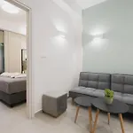 Peris 5 With Yard Steps To Bus St & Old Town