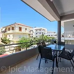 City Center Apartment With Rooftop Swimming Pool