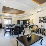Luxury Villa In City Center With Rooftop Swimming Pool