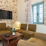 Casa Athelia: Traditional Home, Local Neighborhood