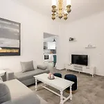 Manos House