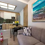 Rena\'S Luxury Apartment With Free Private Parking
