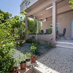 Rena\'S Luxury Apartment With Free Private Parking