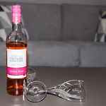 Rena\'S Luxury Apartment With Free Private Parking
