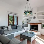 Apteramare Tradidtional House \'New Listing 2022\'