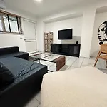 Malibu Deluxe Apartment