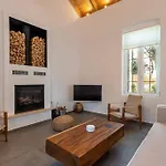 Charming Kiklamino Cottage In Agios Mattheos
