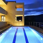 Villa Chloe By The Sea