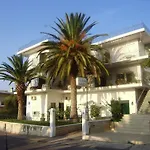 Akrotiri Hotel