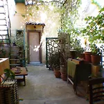 Earini Rooms And Apartments