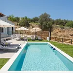 Villa Wisdom - Elegant & Homely With Pool, Galatas