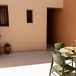 Arch Home, Luxury Property With Private Parking