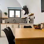 Arch Home, Luxury Property With Private Parking
