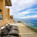 Beachfront Ravdoucha Epavlis Eleni Villa - Pool, Hot Tub, Gym, Sauna, Private Parking, Wifi