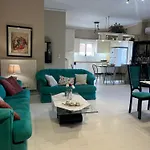 Christina_Apt