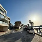 8 Min Walk To Harbour