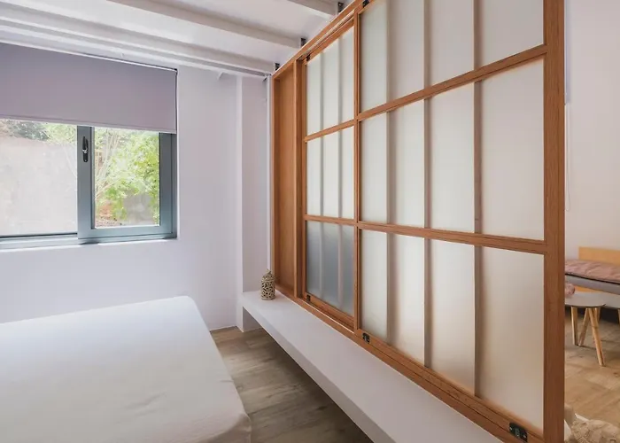Sun-Splashed Stylish Flat, Steps To City Old Town