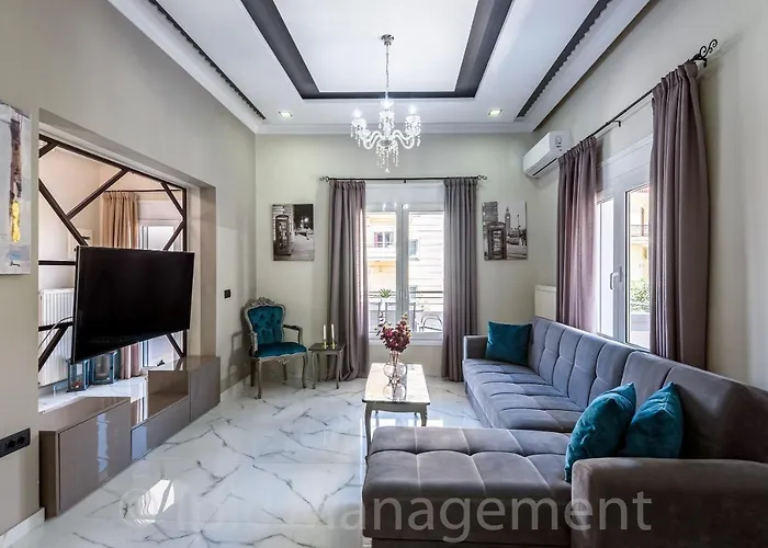 City Center Apartment With Rooftop Swimming Pool