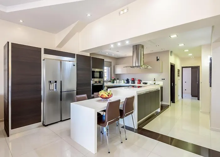 Luxury Villa In City Center With Rooftop Swimming Pool