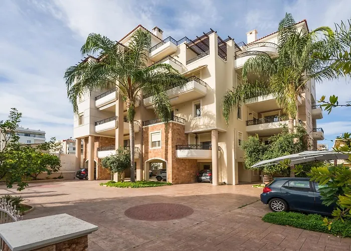 Luxury Coastal Retreat, Mountain View Balcony With Palm Trees & Parking