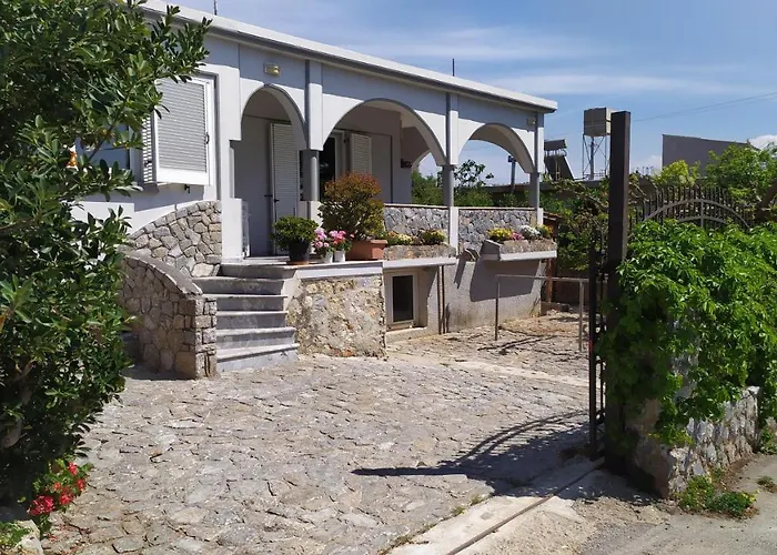 Corinas Holiday House