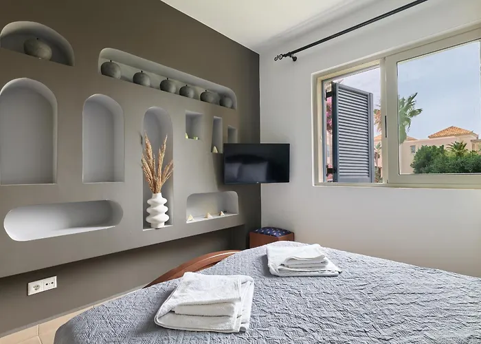 Elias 3-Bedroom Villa On The Beach With Pool