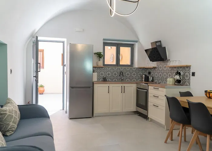 Arch Home, Luxury Property With Private Parking