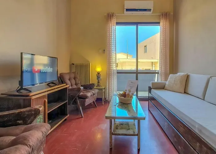 Ivy\'S Leaves, Value Flat In The Inner Chania City