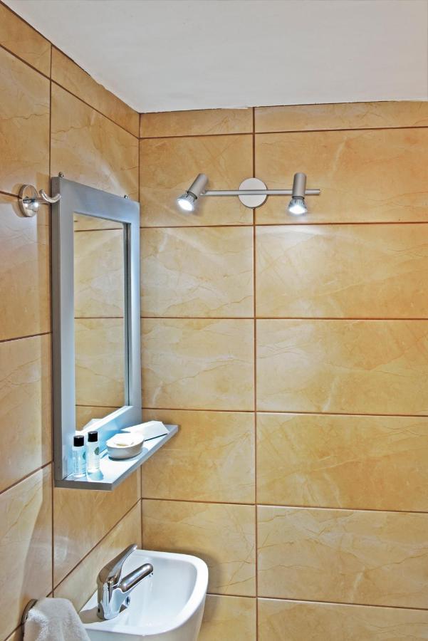Urban Manos 3*