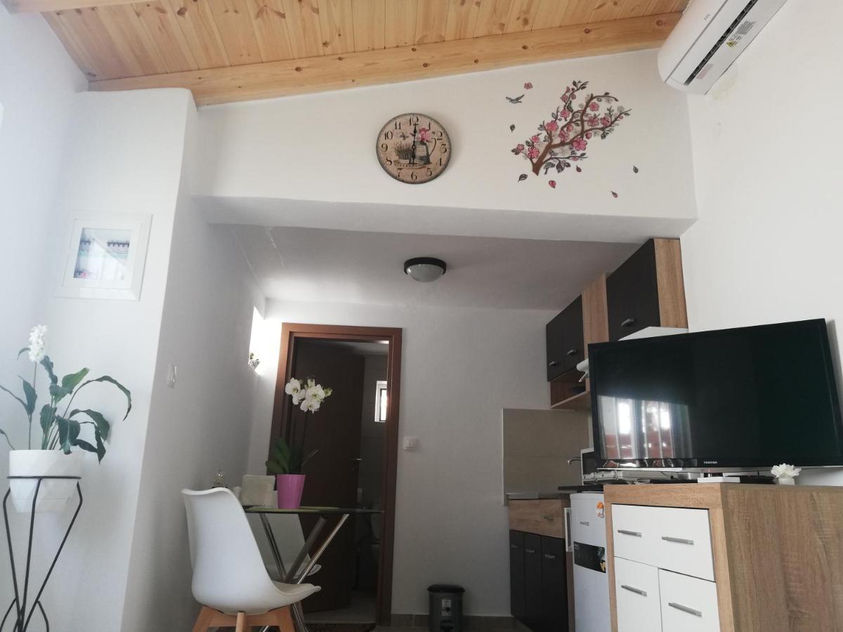 Small With Yard Apartment *