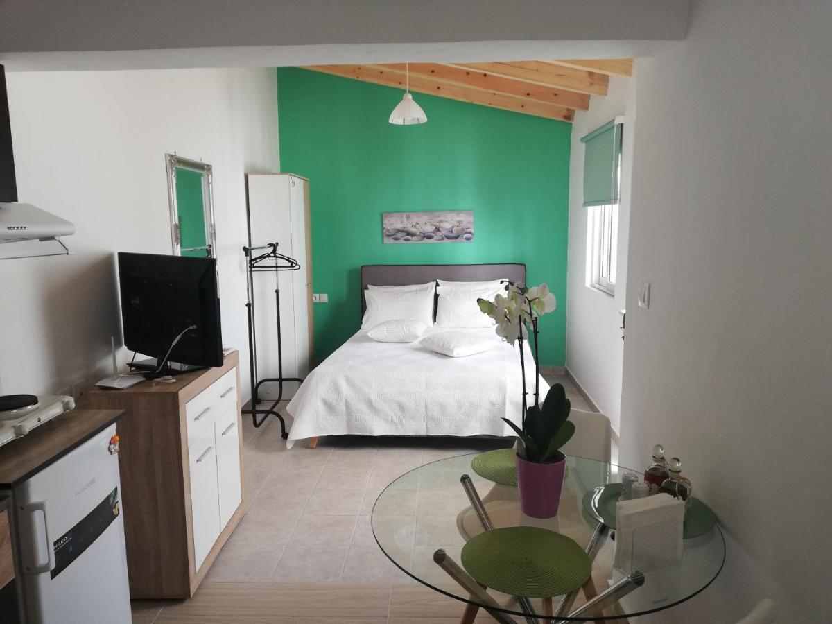Apartment Small With Yard *