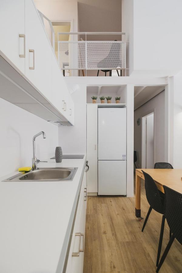 Sun-splashed Stylish Flat, Steps To Old Town Apartment *
