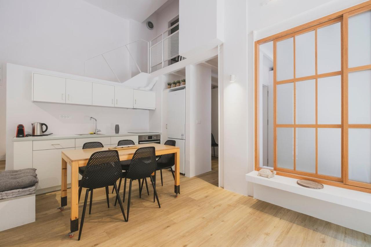 Apartment Sun-splashed Stylish Flat, Steps To Old Town