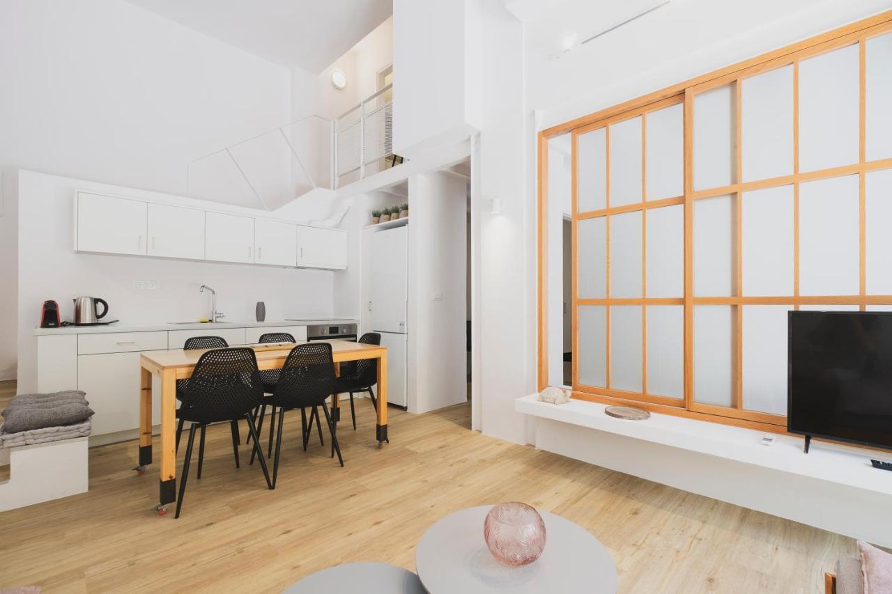 Sun-splashed Stylish Flat, Steps To Old Town Apartment *