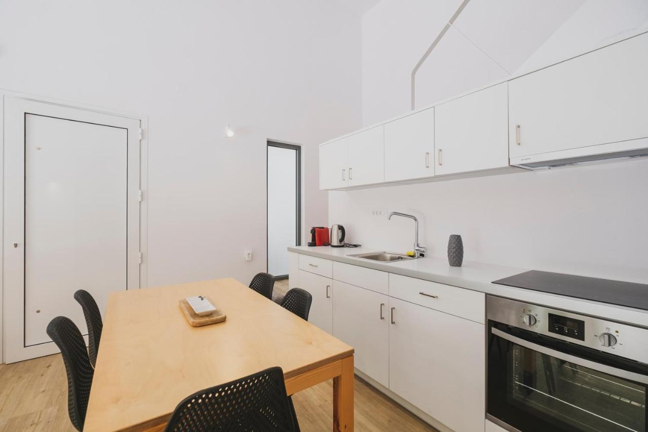 Sun-splashed Stylish Flat, Steps To Old Town *