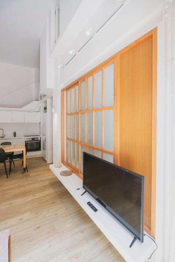 Sun-splashed Stylish Flat, Steps To Old Town *