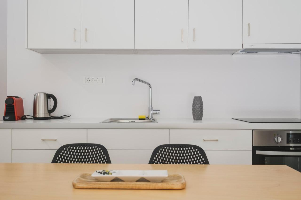 Apartment Sun-splashed Stylish Flat, Steps To Old Town