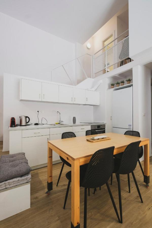 Sun-splashed Stylish Flat, Steps To Old Town