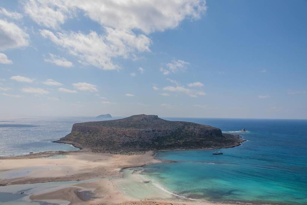 Sea & Town Getaway * Chrissi Akti Chania