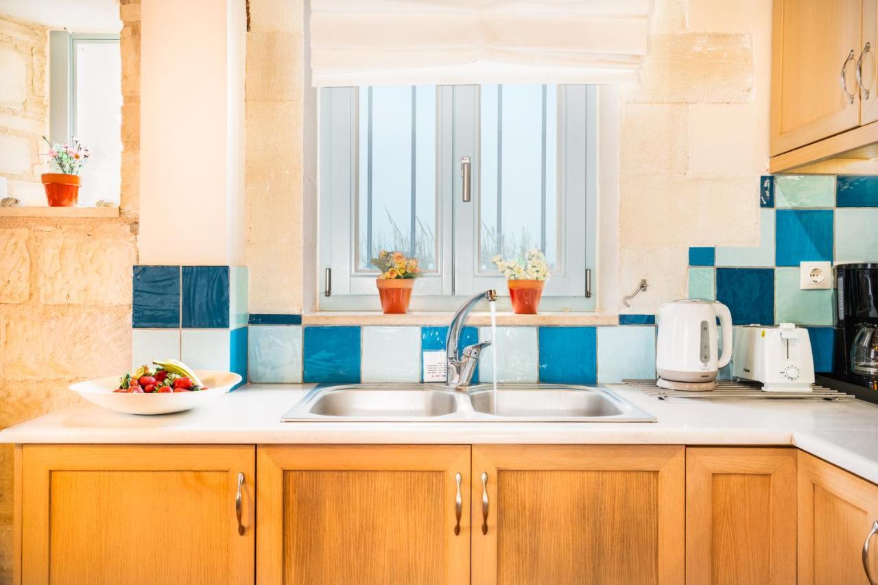 Beachfront Turquoise With Private Pool, Bbq And Ping Pong Table * Chania (Crete)