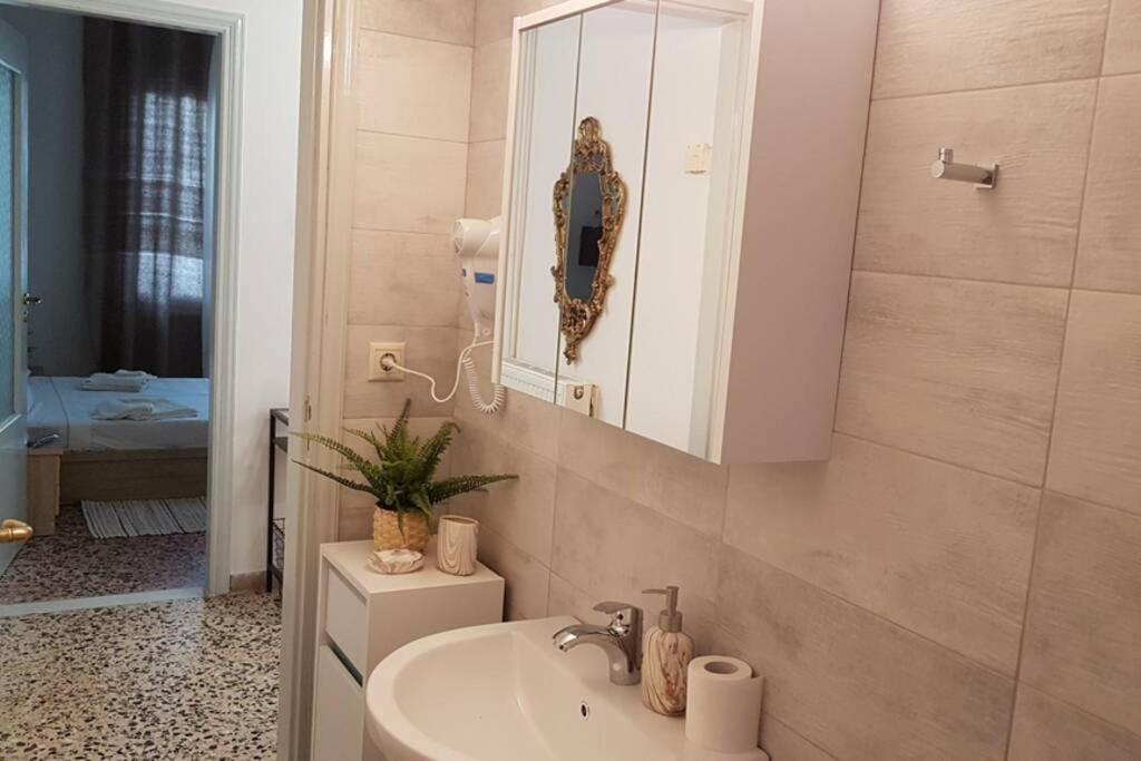 Ellis With Private Entrance And Veranda Apartment
