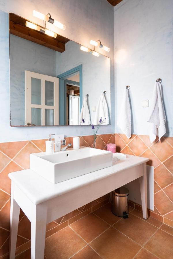 Beachfront Turquoise With Private Pool, Bbq And Ping Pong Table Chania (Crete)