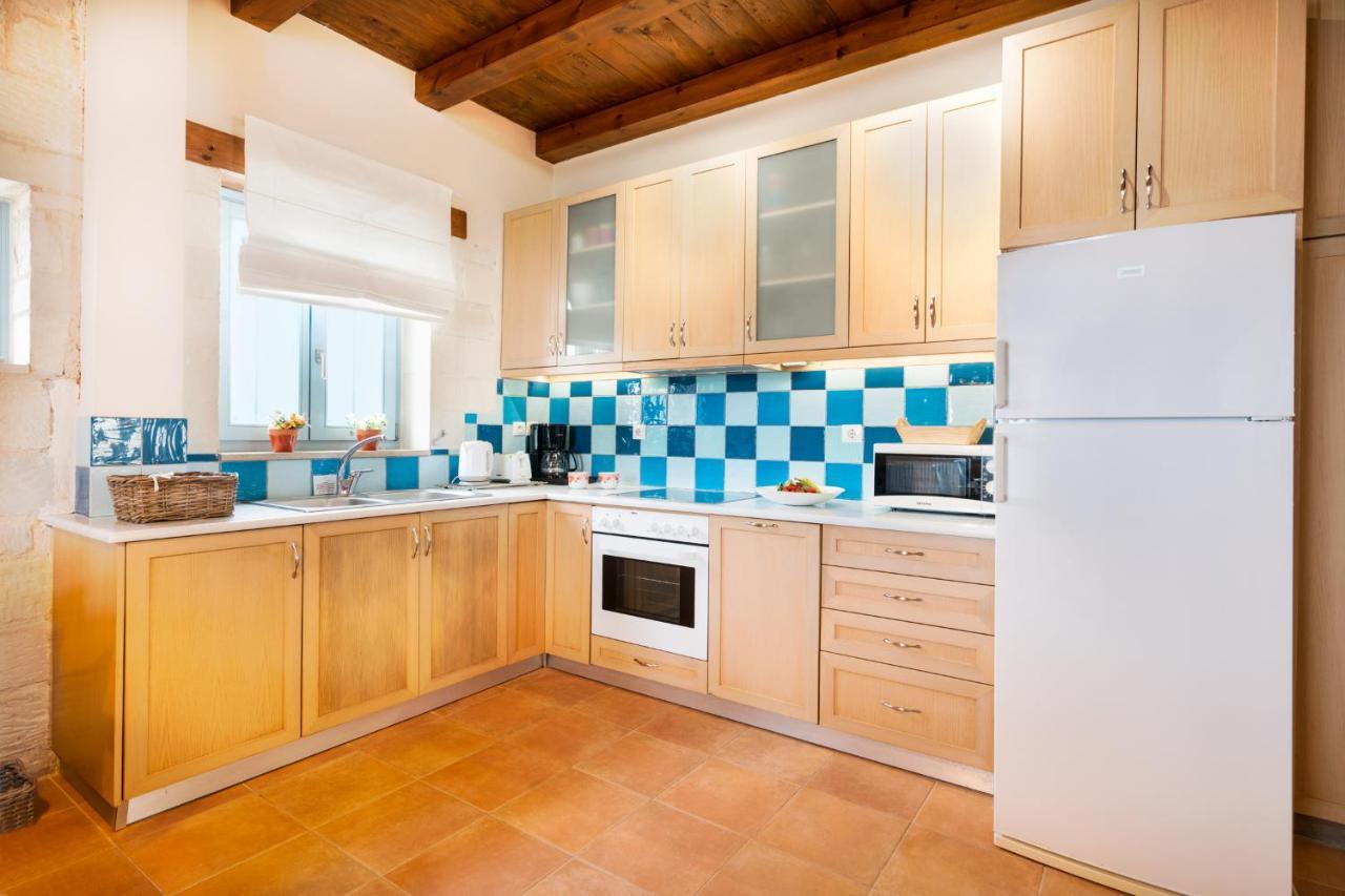Villa Beachfront Turquoise With Private Pool, Bbq And Ping Pong Table Chania (Crete)