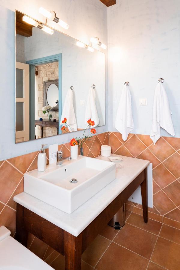 Beachfront Turquoise With Private Pool, Bbq And Ping Pong Table Chania (Crete)