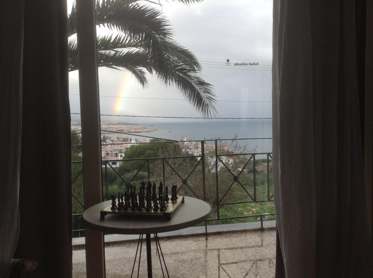 Akrotiri Hotel