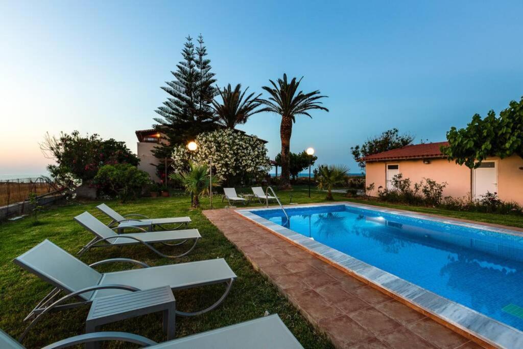 Effie Front With Pool Apartment